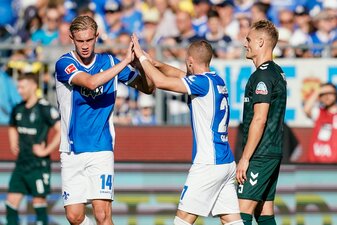 Tim Skarke (M) feiert mit Christoph Klarer (l) den ersten Darmstädter Saisonsieg. Tim Skarke (M) feiert mit Christoph Klarer (l) den ersten Darmstädter Saisonsieg.