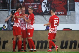Die Spieler des SC Freiburg bejubeln das 2:0 durch Philipp Lienhart (2.v.l.). Die Spieler des SC Freiburg bejubeln das 2:0 durch Philipp Lienhart (2.v.l.).