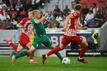 Roland Sallai (l-r), Sven Michel und Matthias Ginter kämpfen um den Ball.