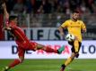 Unions Damir Kreilach (l) und Aias Aosman von Dynamo Dresden kämpfen um den Ball. Foto: Rainer Jensen