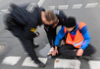 Klima-Aktivisten verzögern die Anreise für Union-Fans vor der Partie gegen Braga. Klima-Aktivisten verzögern die Anreise für Union-Fans vor der Partie gegen Braga.