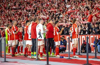 Die Spieler von Union Berlin wurden nach der Niederlage von ihren Fans gefeiert. Die Spieler von Union Berlin wurden nach der Niederlage von ihren Fans gefeiert.