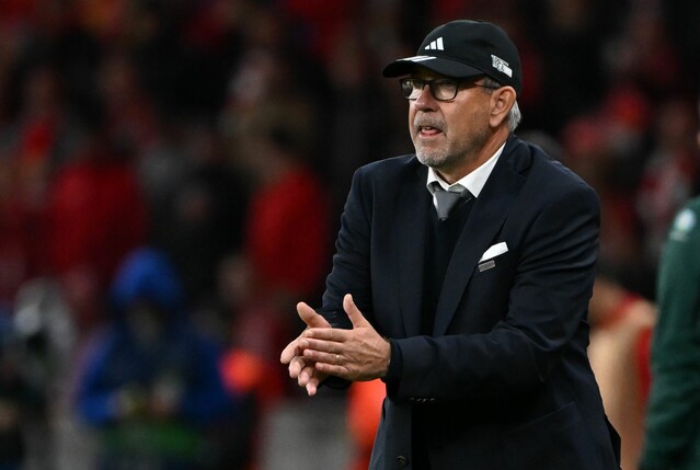 Unions Trainer Urs Fischer feuert seine Mannschaft an.
