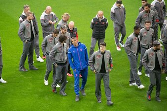 Mann in Blau: Milan-Profi Malick Thiaw (M) bei der Platzbegehung in Dortmund. Mann in Blau: Milan-Profi Malick Thiaw (M) bei der Platzbegehung in Dortmund.
