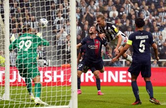 Dan Burn (2.v.r) erzielte das zweite Newcastle-Tor gegen PSG. Dan Burn (2.v.r) erzielte das zweite Newcastle-Tor gegen PSG.