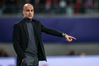 Manchesters Trainer Pep Guardiola gestikuliert. Manchesters Trainer Pep Guardiola gestikuliert.