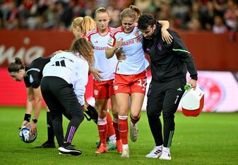 Sydney Lohmann vom FC Bayern München wird nach einer Verletzung vom Platz gebracht. Sydney Lohmann vom FC Bayern München wird nach einer Verletzung vom Platz gebracht.