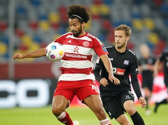 Der Düsseldorfer Emmanuel Iyoha (l) und der Osnabrücker Jannes Wulff kämpfen um den Ball. Der Düsseldorfer Emmanuel Iyoha (l) und der Osnabrücker Jannes Wulff kämpfen um den Ball.
