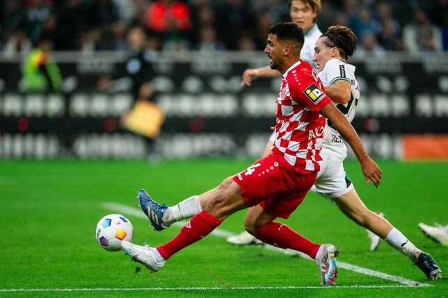 Der Mainzer Aymane Barkok (l) trifft gegen Gladbachs Rocco Reitz zur 2:1 Führung.