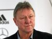 Horst Hrubesch denkt noch nicht an ein mögliches Finale (Quelle: SID)