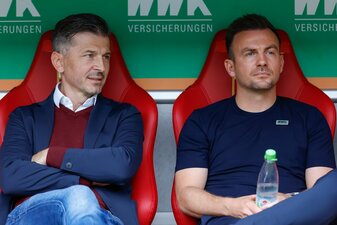 Der FC Augsburg um Sportdirektor Marinko Jurendic und Coach Enrico Maaßen hat auch gegen Darmstadt verloren. Der FC Augsburg um Sportdirektor Marinko Jurendic und Coach Enrico Maaßen hat auch gegen Darmstadt verloren.