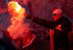 Fußball-Fans zünden Pyrotechnik im Stadion. In Frankreich häufen sich die Vorfälle.