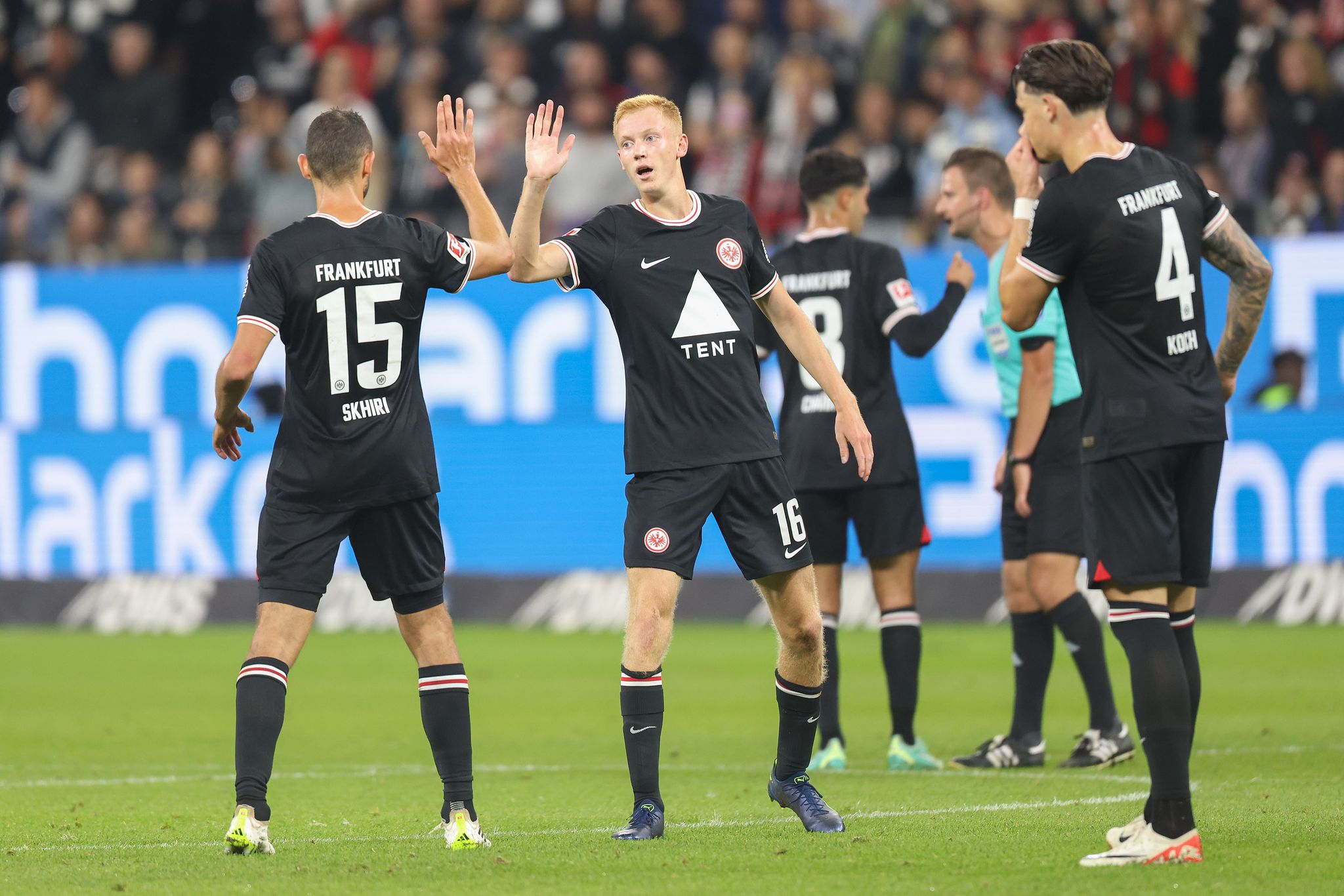 Frankfurts Hugo Larsson (r) freut sich gemeinsam mit Ellyes Skhiri nach seinem Tor zum 1:0.