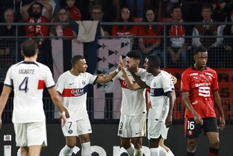 Die Spieler von Paris Saint-Germain jubeln nach dem zweiten Tor. Die Spieler von Paris Saint-Germain jubeln nach dem zweiten Tor.