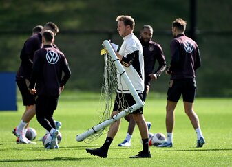 Der neue DFB-Coach Julian Nagelsmann stand zum ersten Mal mit seiner Mannschaft auf dem Platz. Der neue DFB-Coach Julian Nagelsmann stand zum ersten Mal mit seiner Mannschaft auf dem Platz.