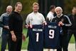 Julian Nagelsmann und Rudi Völler mit Trikots der New England Patriots.