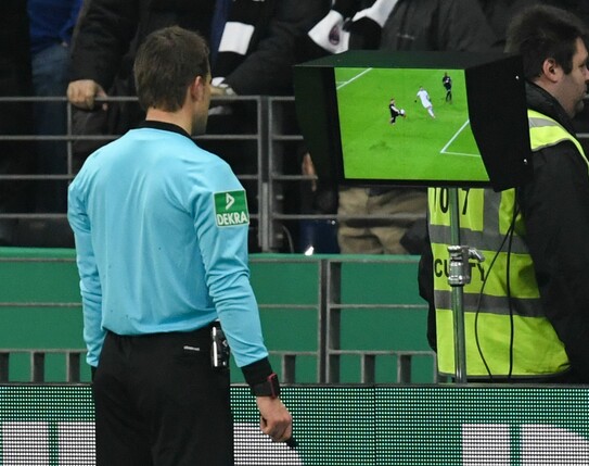 Der DFB will bei VAR-Entscheidungen für mehr Transparenz sorgen.