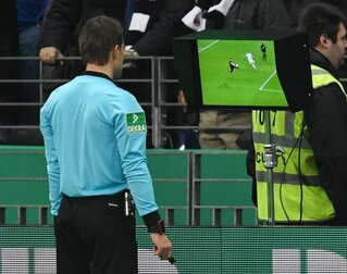 Der DFB will bei VAR-Entscheidungen für mehr Transparenz sorgen. Der DFB will bei VAR-Entscheidungen für mehr Transparenz sorgen.