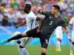 Niklas Suele trennt den Nigerianer Sadiq Umar vom Ball. Foto: Alan Morici