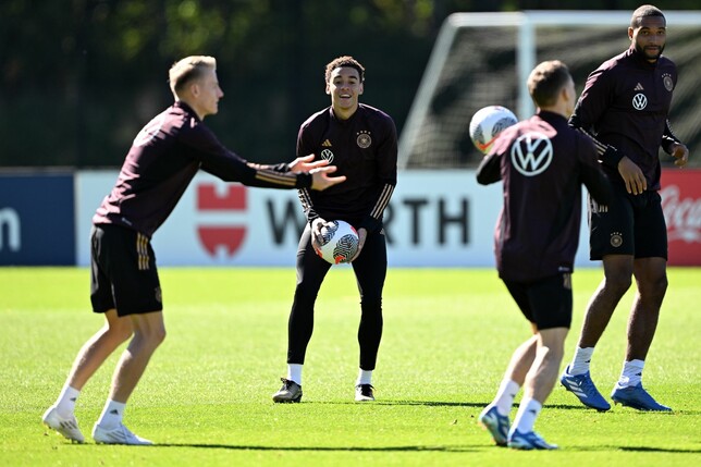 Jamal Musiala (2.v.l.) beim Abschlusstraining vor dem Länderspiel gegen die USA.