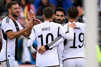Die DFB-Elf konnte sich nach Rückstand noch mit 3:1 gegen die USA durchsetzen. Die DFB-Elf konnte sich nach Rückstand noch mit 3:1 gegen die USA durchsetzen.