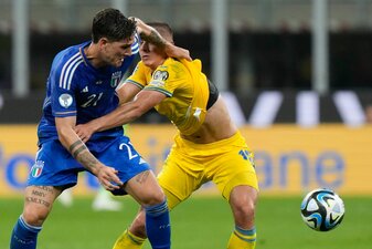 Gegen Italiens Nicolò Zaniolo (l) wird wegen des Verdachts illegaler Wetten ermittelt. Gegen Italiens Nicolò Zaniolo (l) wird wegen des Verdachts illegaler Wetten ermittelt.