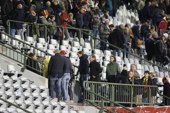 Nach tödlichen Schüssen auf zwei Schweden in Brüssel ist das Qualifikationsspiel abgebrochen worden. Nach tödlichen Schüssen auf zwei Schweden in Brüssel ist das Qualifikationsspiel abgebrochen worden.