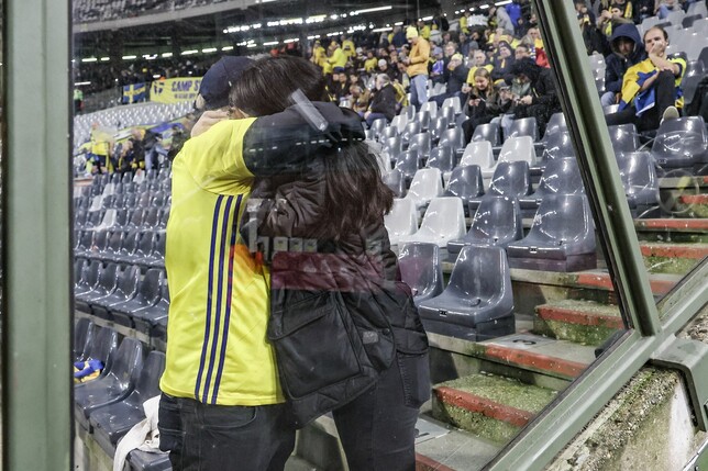Schwedische Fußballfans spenden sich Trost. Das EM-Qualifikationsspiel zwischen Belgien und Schweden wurde nach den Schüssen in Brüssel abgebrochen.