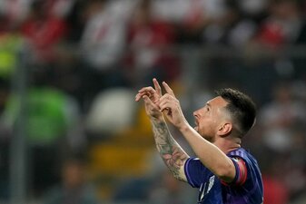 Argentiniens Superstar Lionel Messi erzielte zwei Tore gegen Peru. Argentiniens Superstar Lionel Messi erzielte zwei Tore gegen Peru.