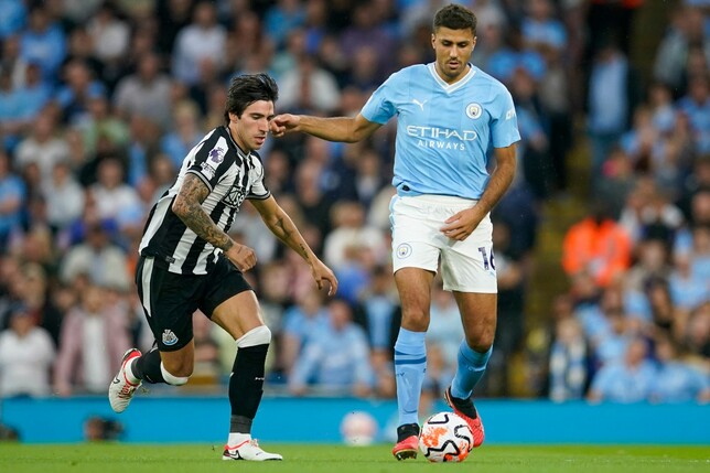 Sandro Tonali (l) war im Sommer aus Mailand in die Premier League zu Newcastle United gewechselt.