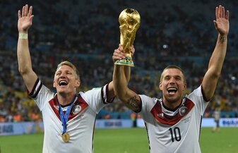 Bastian Schweinsteiger (l) und Lukas Podolski jubeln nach dem Sieg der FIFA-Weltmeisterschaft 2014 mit dem Pokal. Bastian Schweinsteiger (l) und Lukas Podolski jubeln nach dem Sieg der FIFA-Weltmeisterschaft 2014 mit dem Pokal.