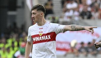 Angelo Stiller vom VfB Stuttgart zeigt die Marschrichtung an (Photo by THOMAS KIENZLE/AFP /AFP via Getty Images) Angelo Stiller vom VfB Stuttgart zeigt die Marschrichtung an (Photo by THOMAS KIENZLE/AFP /AFP via Getty Images)