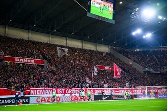 Die SC-Fans hatten zum Karriereende von Nils Petersen einen besonderen Spruch parat. Die SC-Fans hatten zum Karriereende von Nils Petersen einen besonderen Spruch parat.
