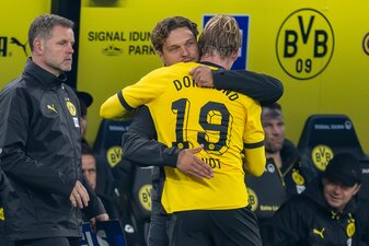 BVB-Trainer Edin Terzic umarmt Matchwinner Julian Brandt. BVB-Trainer Edin Terzic umarmt Matchwinner Julian Brandt.