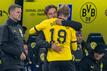 BVB-Trainer Edin Terzic umarmt Matchwinner Julian Brandt.