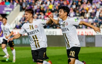 Die Wiesbadener Nick Bätzner (l) und Hyun-Ju Lee feiern den Sieg beim VfL Osnabrück. Die Wiesbadener Nick Bätzner (l) und Hyun-Ju Lee feiern den Sieg beim VfL Osnabrück.