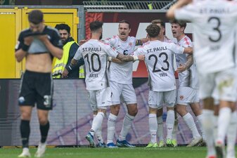Der FC St. Pauli bleibt Spitzenreiter in der 2. Liga. Der FC St. Pauli bleibt Spitzenreiter in der 2. Liga.