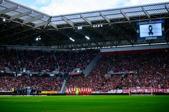 Die Spieler des SC Freiburg und des VfL Bochum stehen bei einer Schweigeminute zusammen. Die Spieler des SC Freiburg und des VfL Bochum stehen bei einer Schweigeminute zusammen.