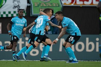 Leverkusens Alejandro Grimaldo (M) beschert der Werkself mit seinem Treffer zum 1:2 den vierten Sieg in Folge. Leverkusens Alejandro Grimaldo (M) beschert der Werkself mit seinem Treffer zum 1:2 den vierten Sieg in Folge.