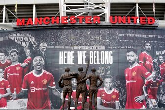 Vor dem Stadion Old Trafford stehen Statuen der ehemaligen Manchester-United-Spieler George Best, Denis Law und Sir Bobby Charlton. Vor dem Stadion Old Trafford stehen Statuen der ehemaligen Manchester-United-Spieler George Best, Denis Law und Sir Bobby Charlton.