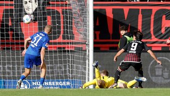 Nürnbergs Daichi Hayashi (r) erzielt das Tor zum 3:1. Nürnbergs Daichi Hayashi (r) erzielt das Tor zum 3:1.