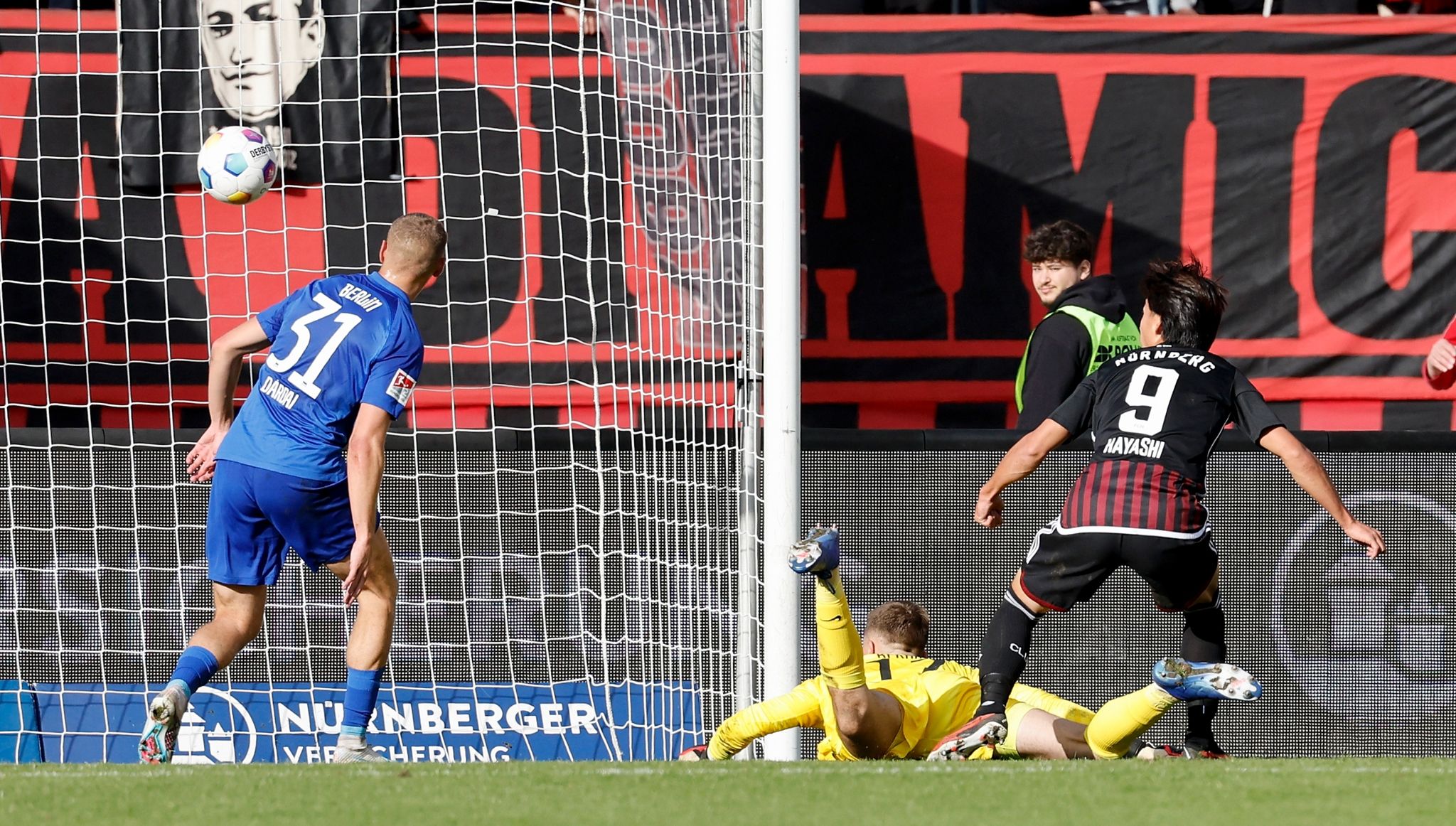 Nürnbergs Daichi Hayashi (r) erzielt das Tor zum 3:1.