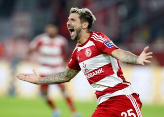 Fortuna Düsseldorf um Torschütze Matthias Zimmermann drehten ein 0:3-Rückstand vor heimischer Kulisse. Fortuna Düsseldorf um Torschütze Matthias Zimmermann drehten ein 0:3-Rückstand vor heimischer Kulisse.