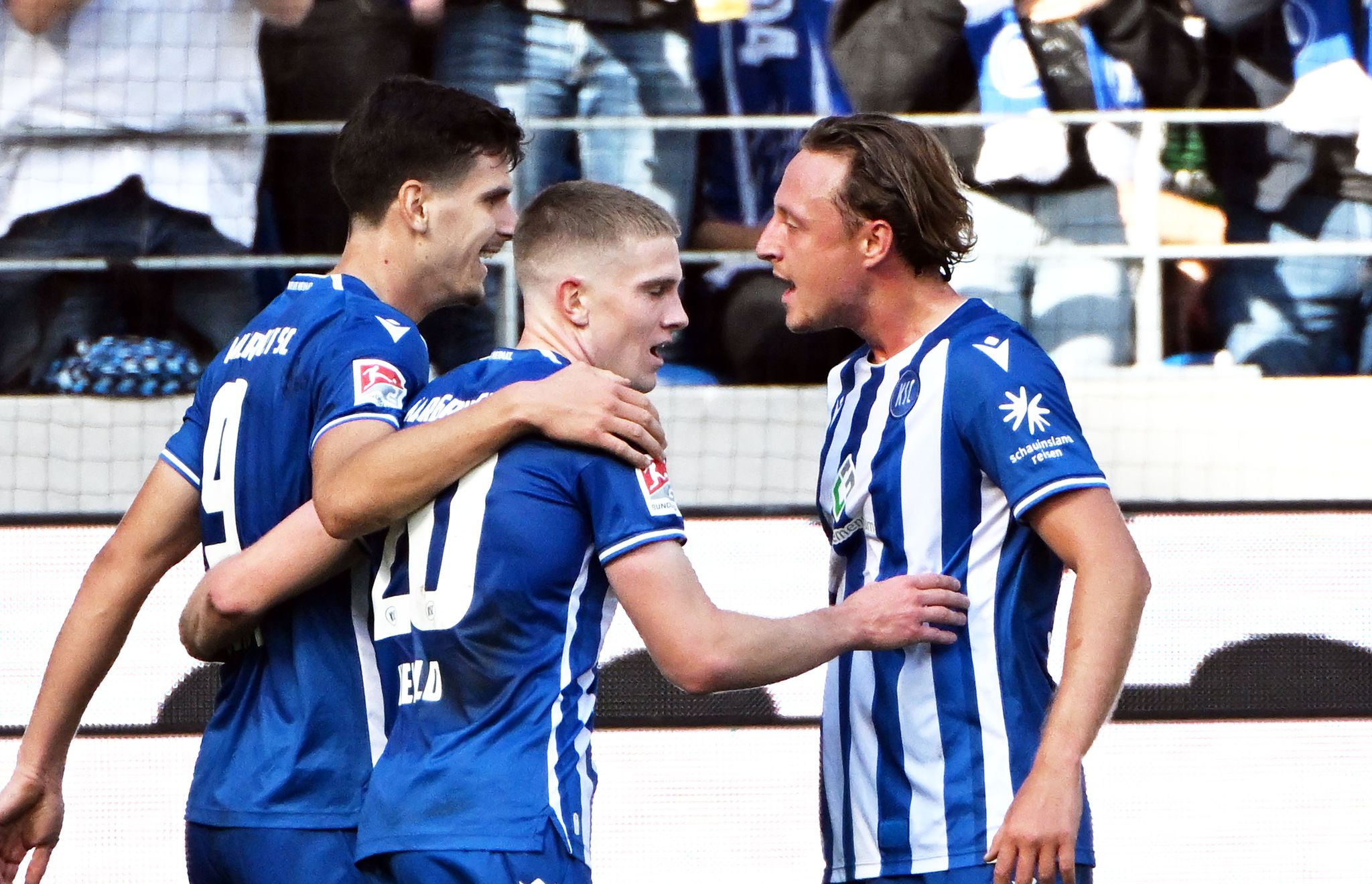Karlsruher Igor Matanovic (l-r), David Herold und Robin Bormuth bejubeln den Treffer zum 2:0.