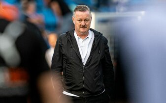 Gladbachs Sportdirektor Roland Virkus ist nach der Niederlage verärgert. Gladbachs Sportdirektor Roland Virkus ist nach der Niederlage verärgert.