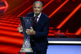 Karl-Heinz Körbel hat das Verhalten der DFB-Profis bei der WM in Katar mit deutlichen Worten kritisiert. Karl-Heinz Körbel hat das Verhalten der DFB-Profis bei der WM in Katar mit deutlichen Worten kritisiert.