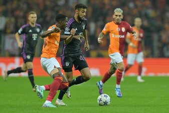 Noussair Mazraoui vom FC Bayern München (M) im Duell mit Wilfried Zaha von Galatasaray Istanbul (l). Noussair Mazraoui vom FC Bayern München (M) im Duell mit Wilfried Zaha von Galatasaray Istanbul (l).