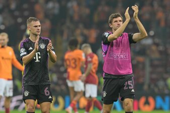 Die Bayern-Stars Joshua Kimmich (l) und Thomas Müller bedanken sich nach dem Spiel in Istanbul bei den Fans. Die Bayern-Stars Joshua Kimmich (l) und Thomas Müller bedanken sich nach dem Spiel in Istanbul bei den Fans.