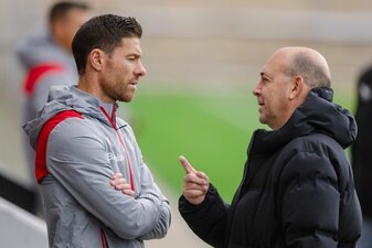 Leverkusens Trainer Xabi Alonso (l) im Gespräch mit und Geschäftsführer Fernando Carro. Leverkusens Trainer Xabi Alonso (l) im Gespräch mit und Geschäftsführer Fernando Carro.