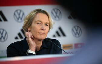 «Mein ganzes Interesse gilt dem Wohl und dem Erfolg dieser mir ans Herz gewachsenen Mannschaft und allen Spielerinnen», postet Bundestrainerin Martina Voss-Tecklenburg bei Instagram. «Mein ganzes Interesse gilt dem Wohl und dem Erfolg dieser mir ans Herz gewachsenen Mannschaft und allen Spielerinnen», postet Bundestrainerin Martina Voss-Tecklenburg bei Instagram.